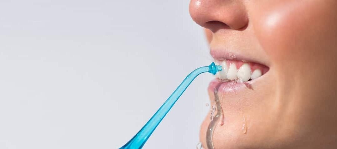 Hoe Vergelijken Monddouches Zich Met Tandzijde?